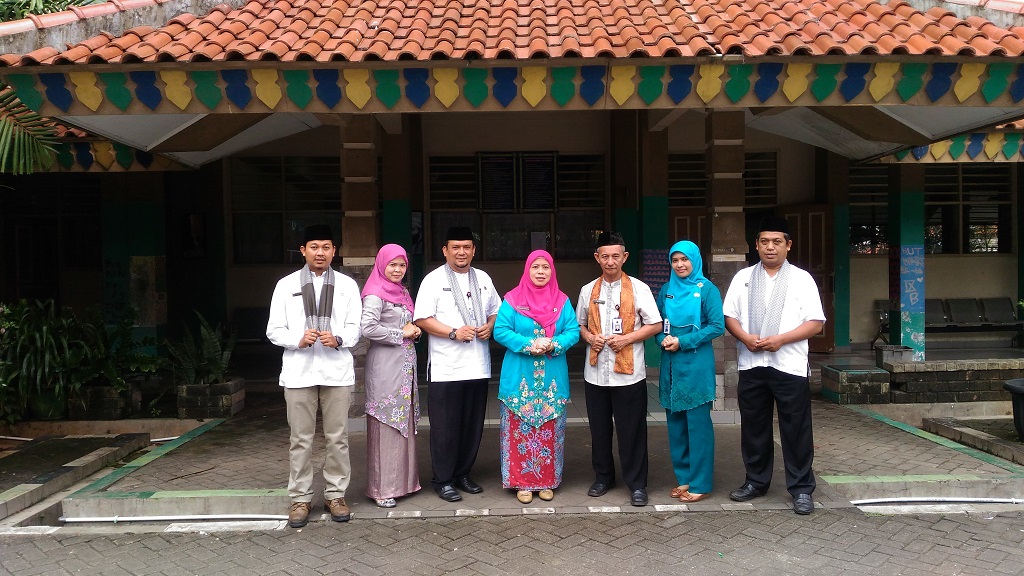 Kepala Sekolah, Wakil Kepala Sekolah dan Staff Sekolah SMPN 57 Jakarta.