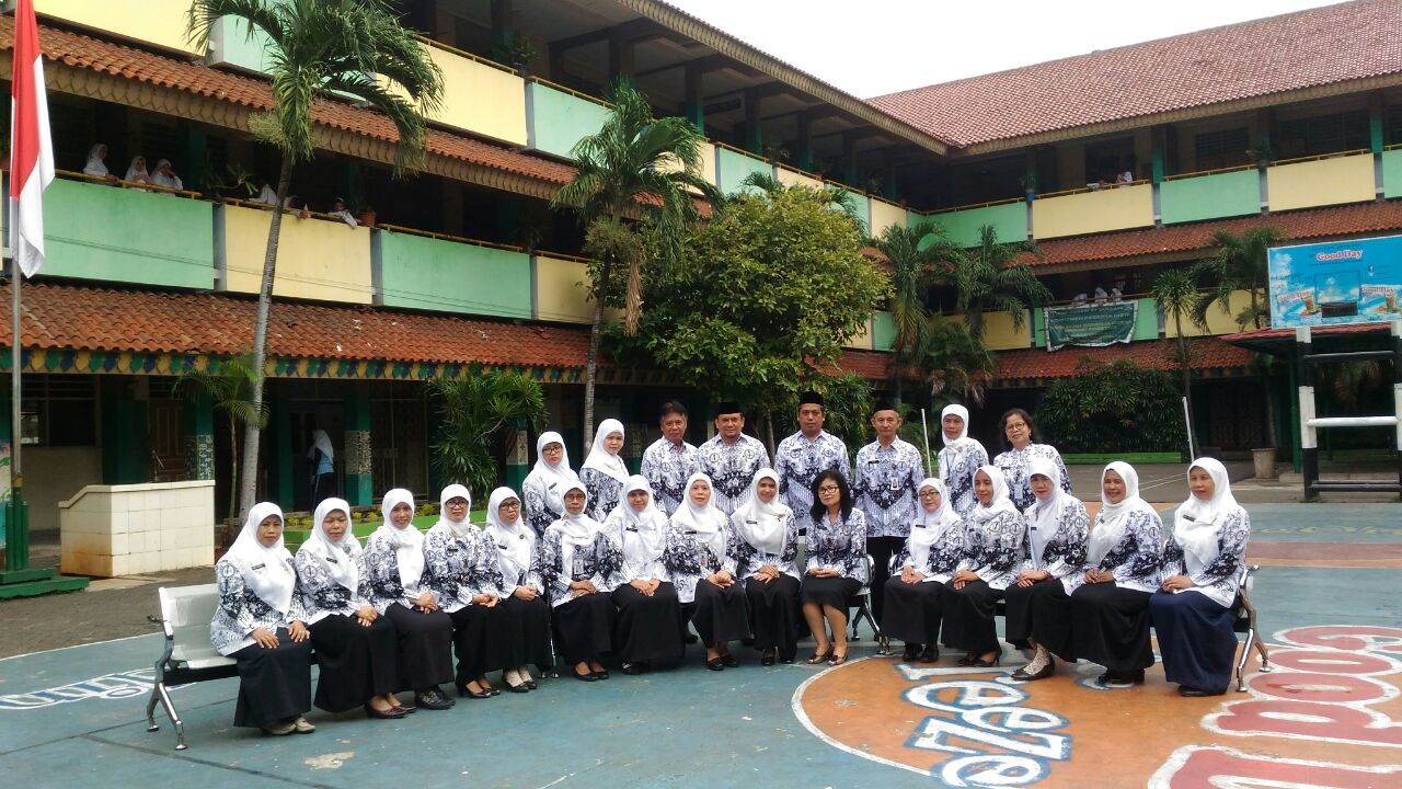 Kepala Sekolah, Wakil Kepala Sekolah beserta Staff Sekolah SMPN 57 Jakarta