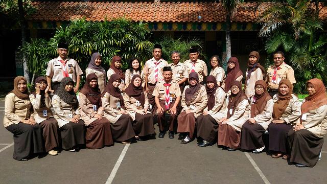 KEPALA SEKOLAH DAN DEWAN GURU BERSERAGAM PRAMUKA 