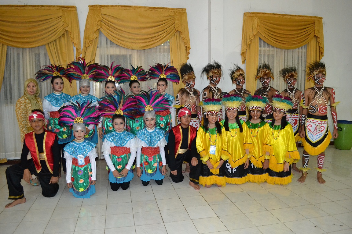Team tari untuk daerah betawi dan papua dalam kompetisi seni